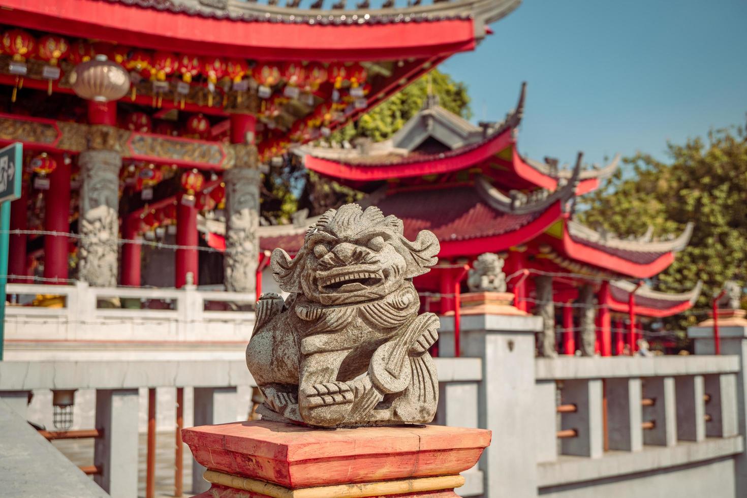 tradicional chinês guardião portão estatuto em a chinês templos quando chinês Novo anos. a foto é adequado para usar para chinês Novo ano, lunar Novo ano fundo e conteúdo meios de comunicação.