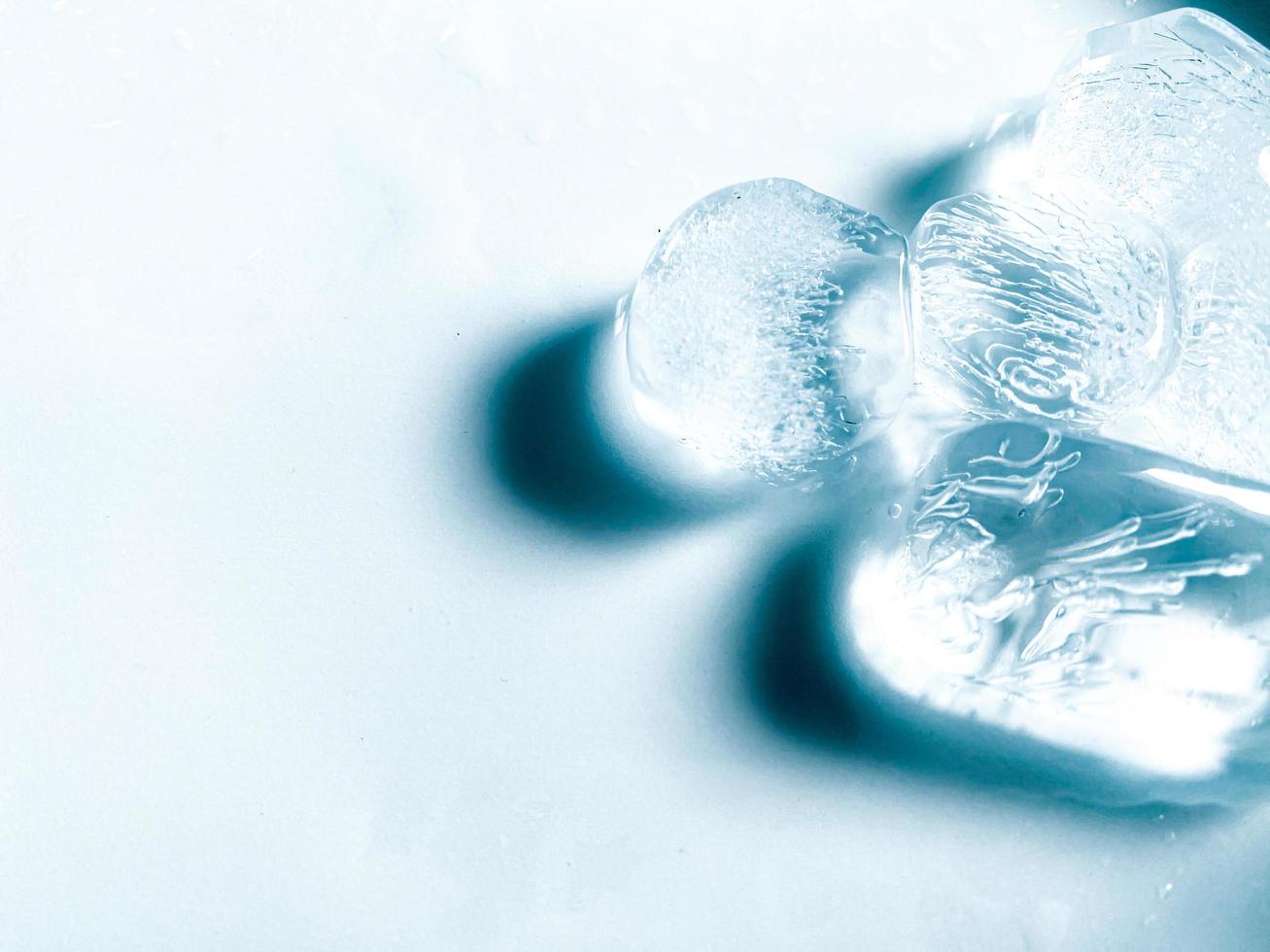 fundo de cubos de gelo, textura de cubo de gelo ou fundo me faz sentir fresco e me sentir bem, no verão, gelo e bebidas geladas nos farão sentir relaxados, feitos para negócios de bebidas ou refrescos. foto