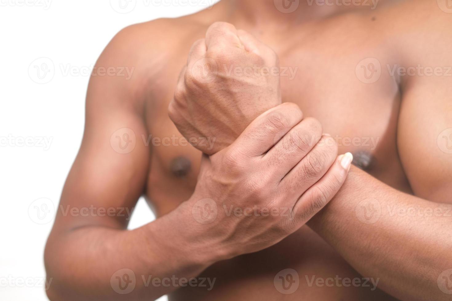 homem sofrendo de dor na mão fechar foto