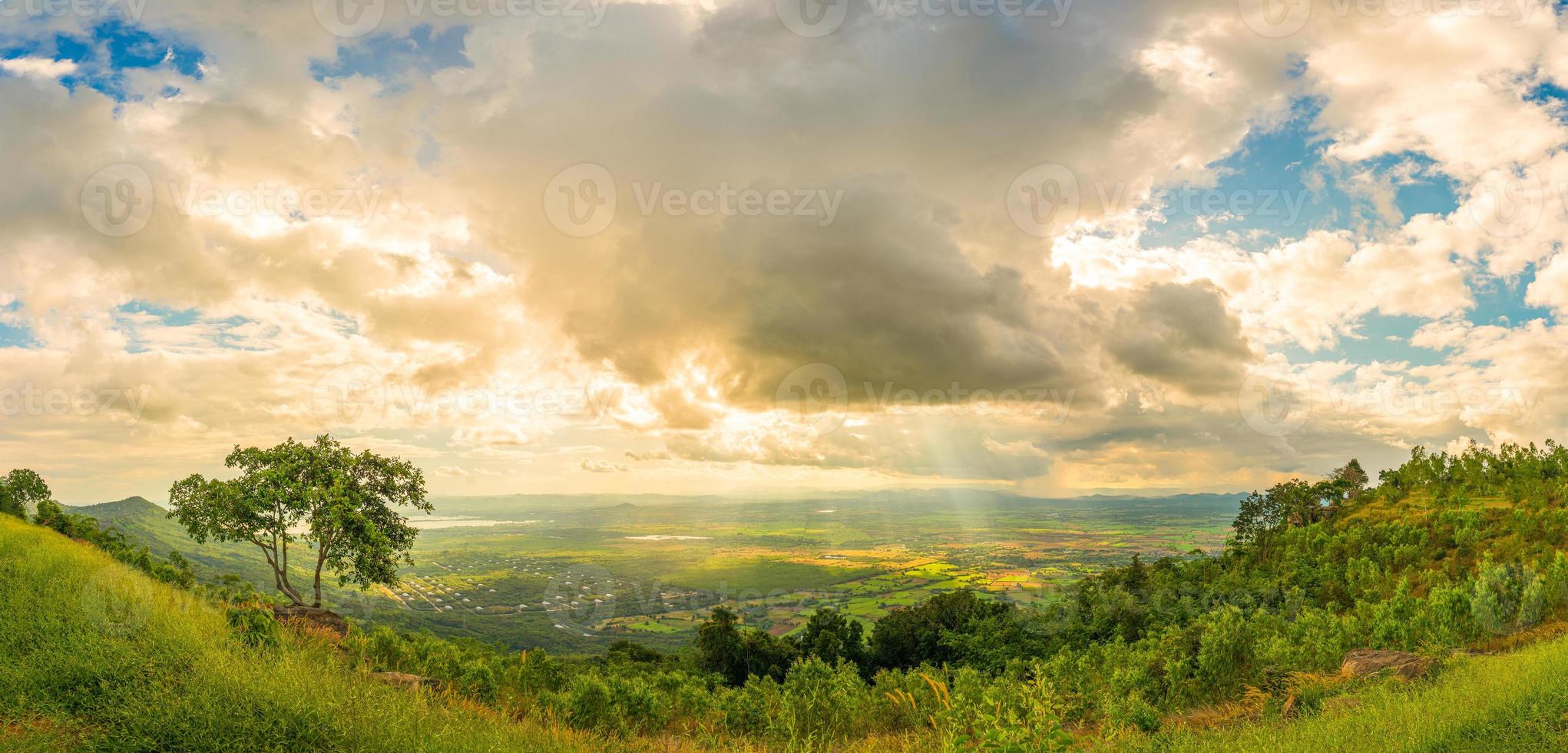 montanha panorama com pôr do sol em a nublado sk foto