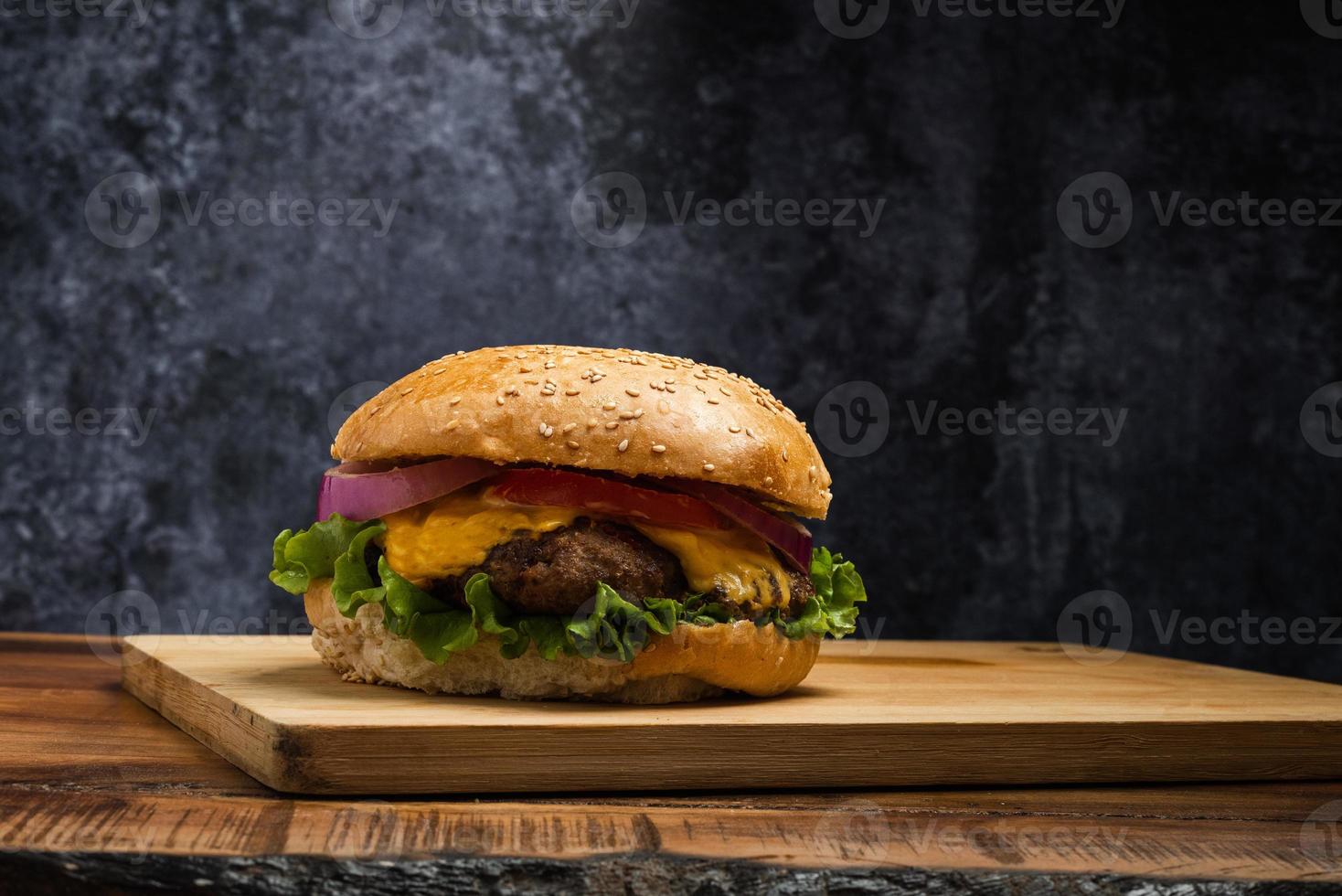 caseiro Hamburger em uma de madeira mesa. foto