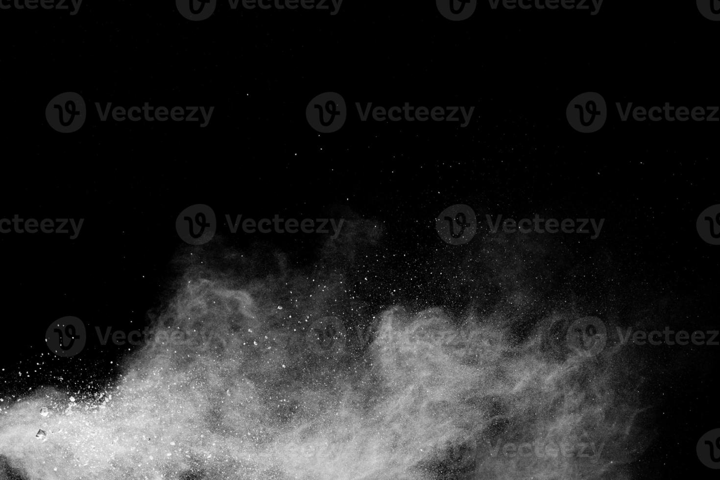 nuvem de explosão de pó branco contra fundo preto. respingo de partículas de poeira branca. foto