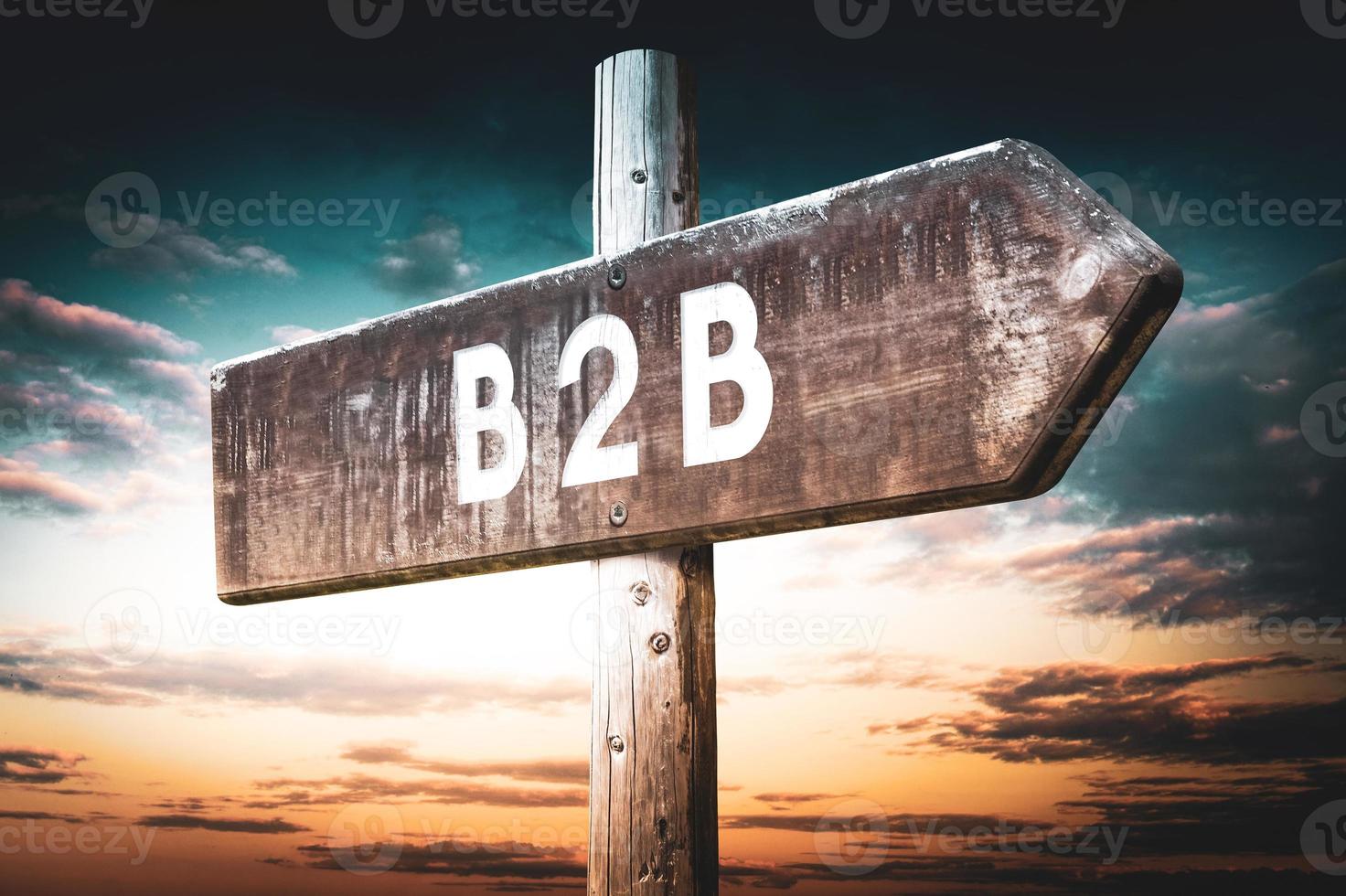 b2b - o negócio para o negócio - de madeira placa de sinalização com 1 seta, pôr do sol céu dentro fundo foto