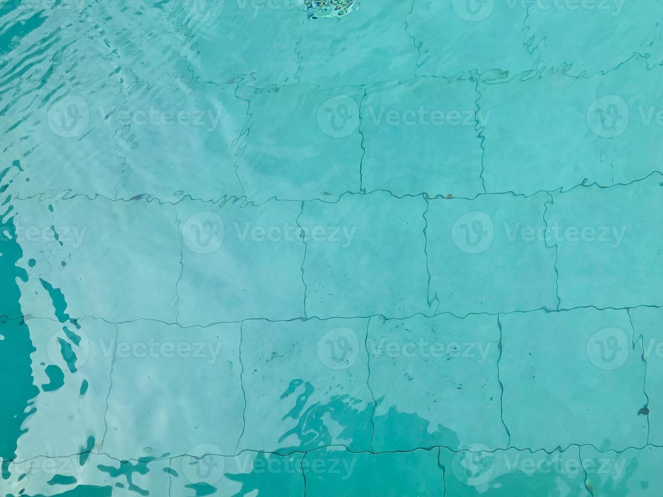 mosaico passos dentro uma natação piscina e debaixo a Sol foto