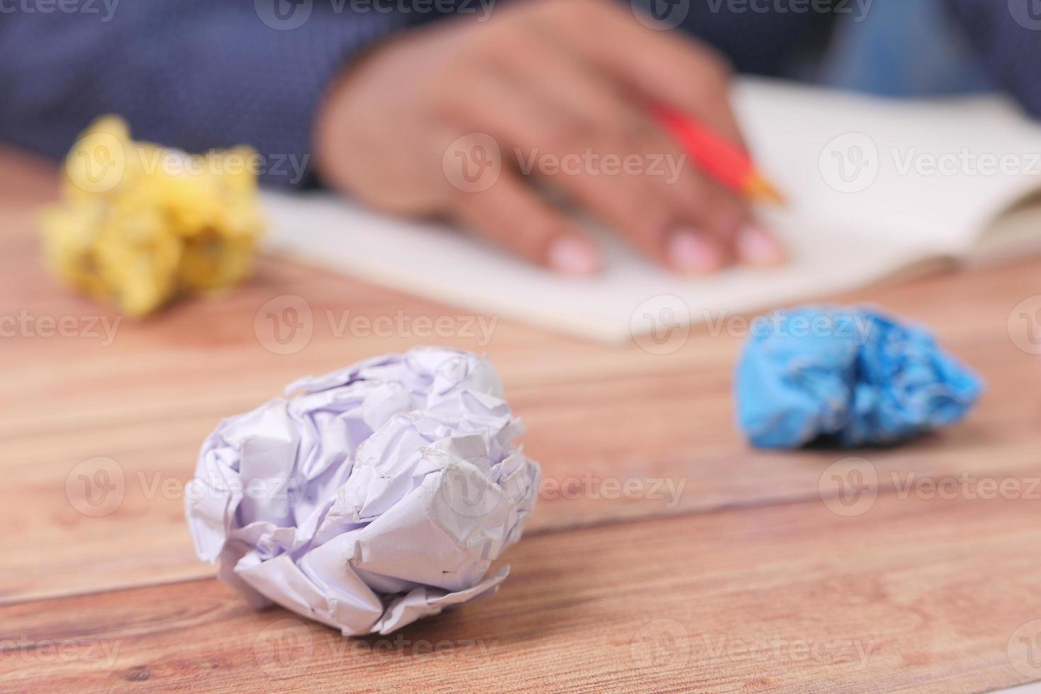 papel amassado em cima da mesa foto