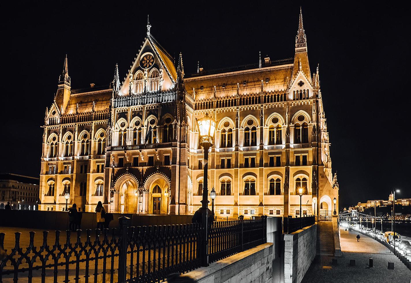 o parlamento húngaro em Budapeste, no Danúbio, à luz noturna dos postes de luz foto