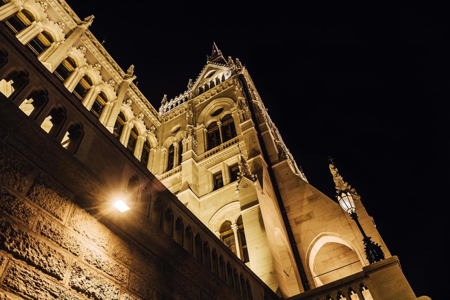 o parlamento húngaro em Budapeste, no Danúbio, à luz noturna dos postes de luz foto