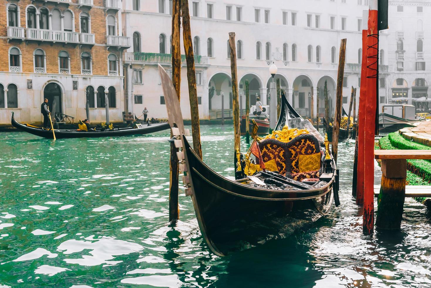 veneza, itália 2017- gôndola no grande canal de veneza foto