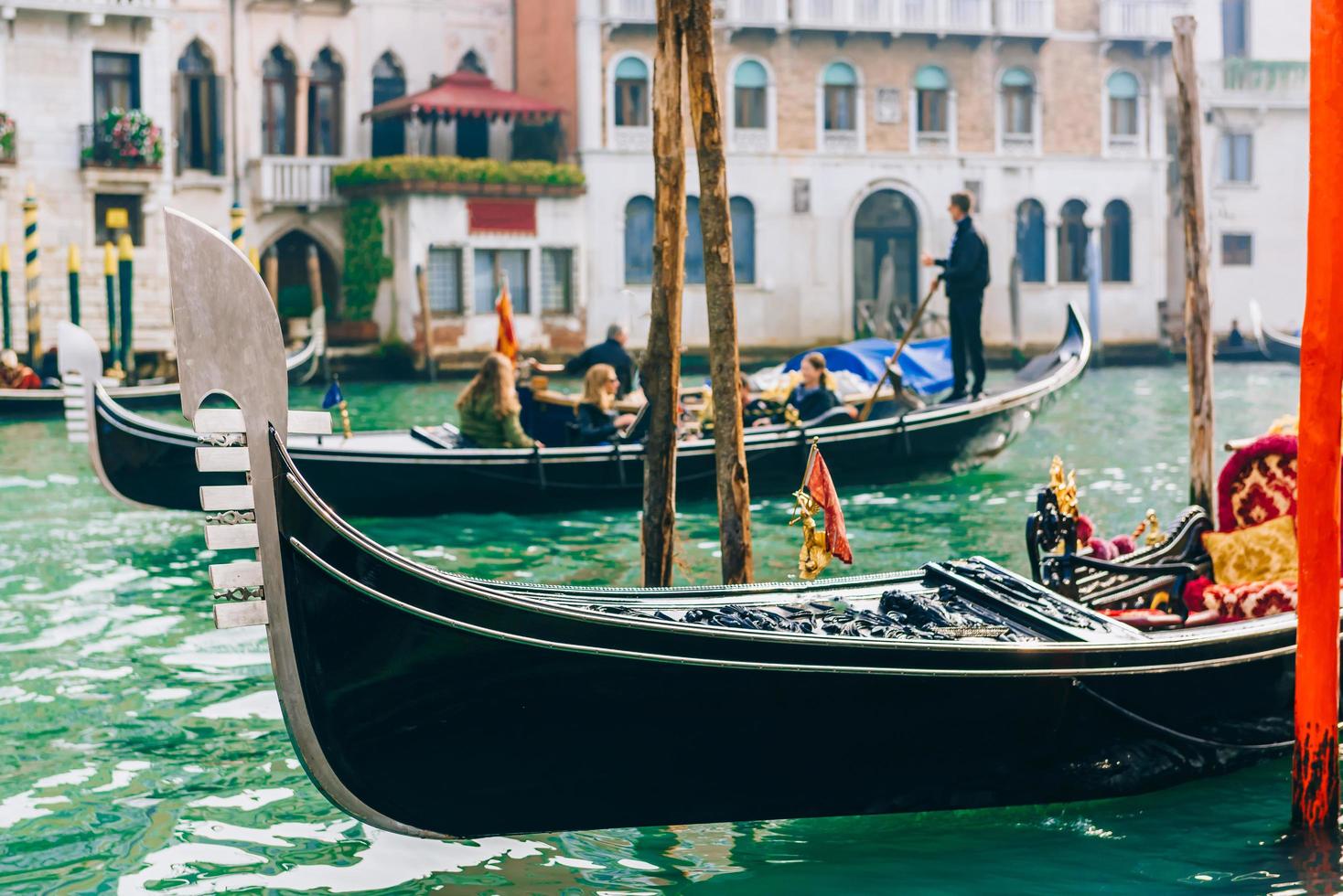 veneza, itália 2017- gôndola no grande canal de veneza foto