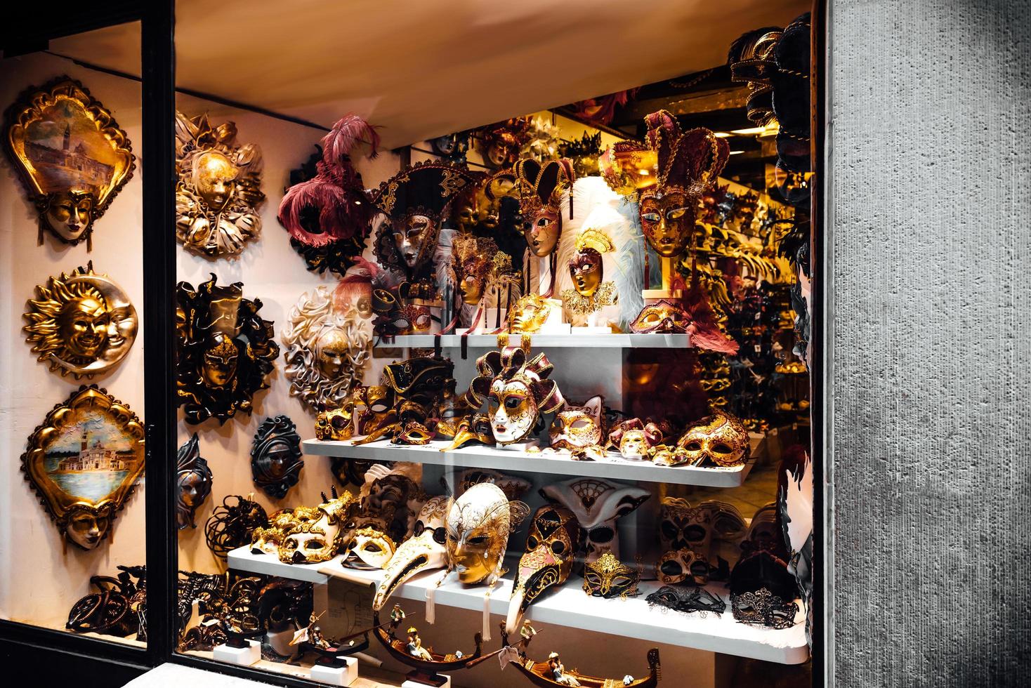 veneza, itália 2017- vitrine veneziana com máscaras foto