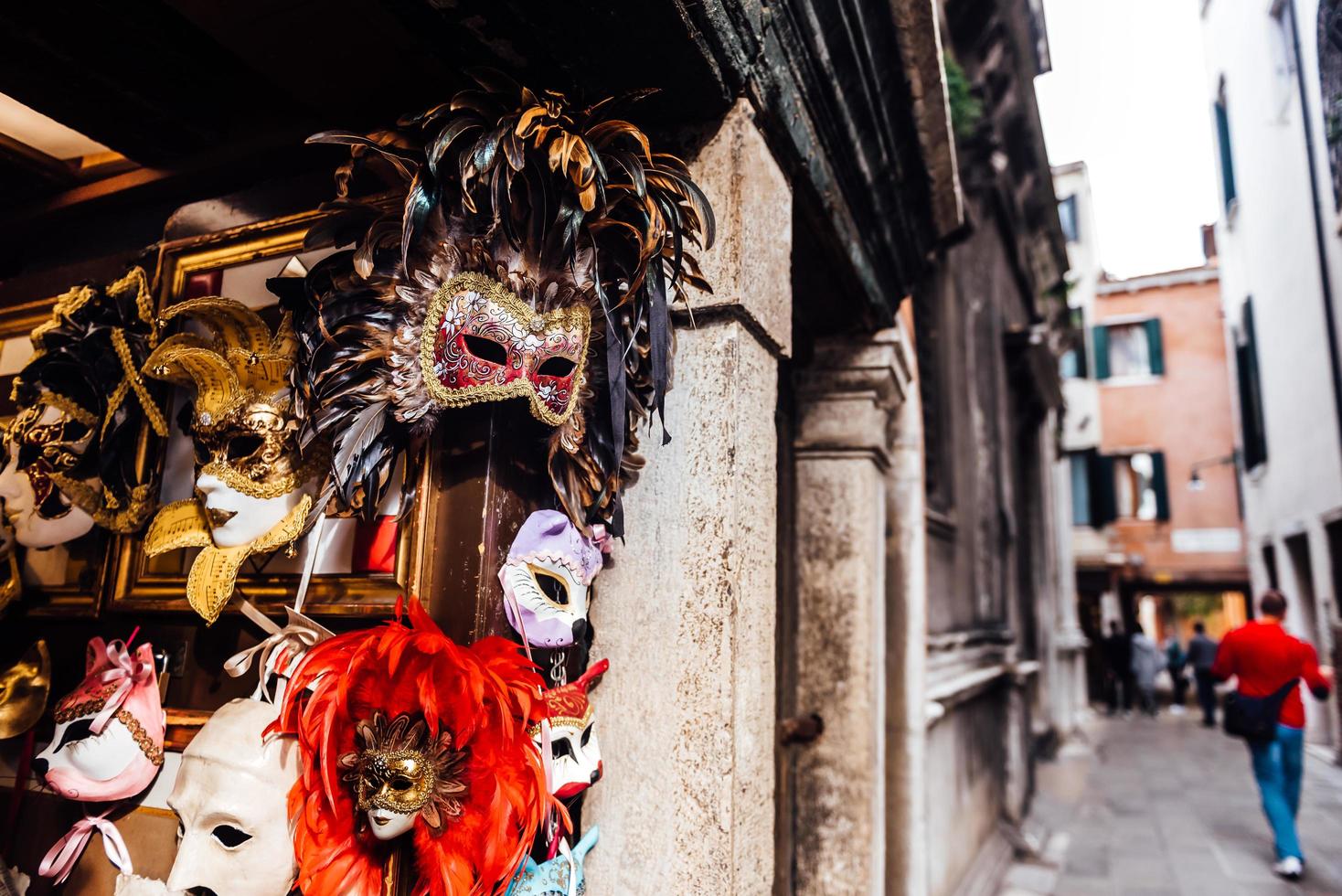 veneza, itália 2017- vitrine veneziana com máscaras foto