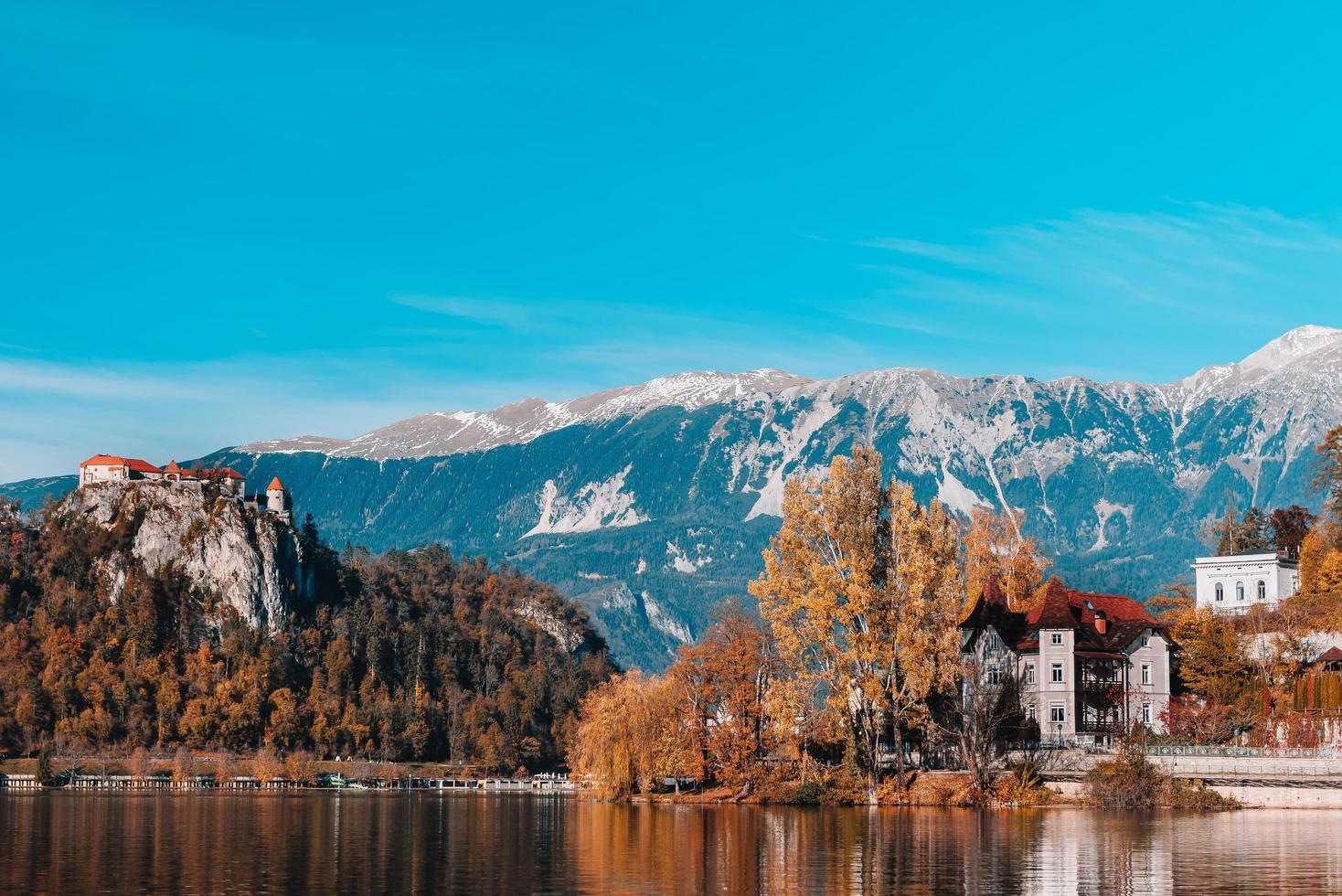 lago sangrou nas montanhas alpinas foto