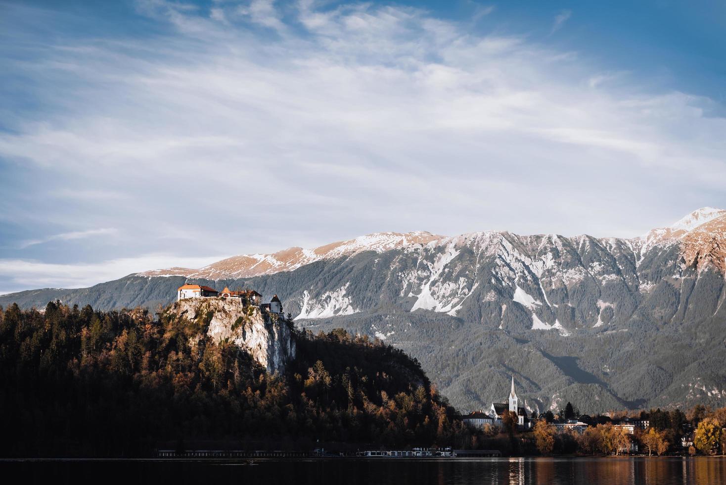 lago sangrou nas montanhas alpinas foto