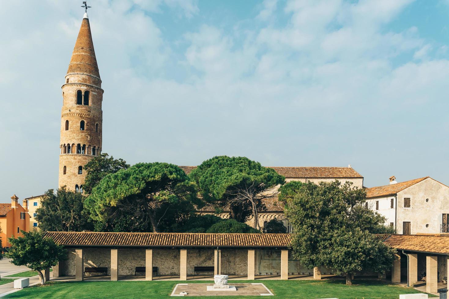 campanário duomo santo stefano em caorle itália foto