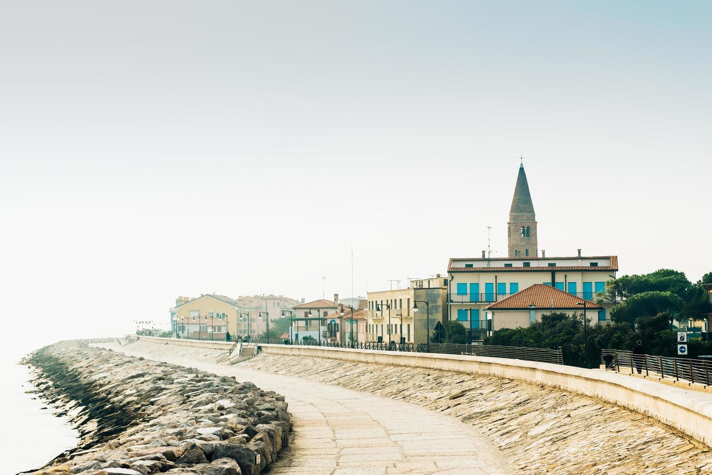 campanário duomo santo stefano em caorle itália foto