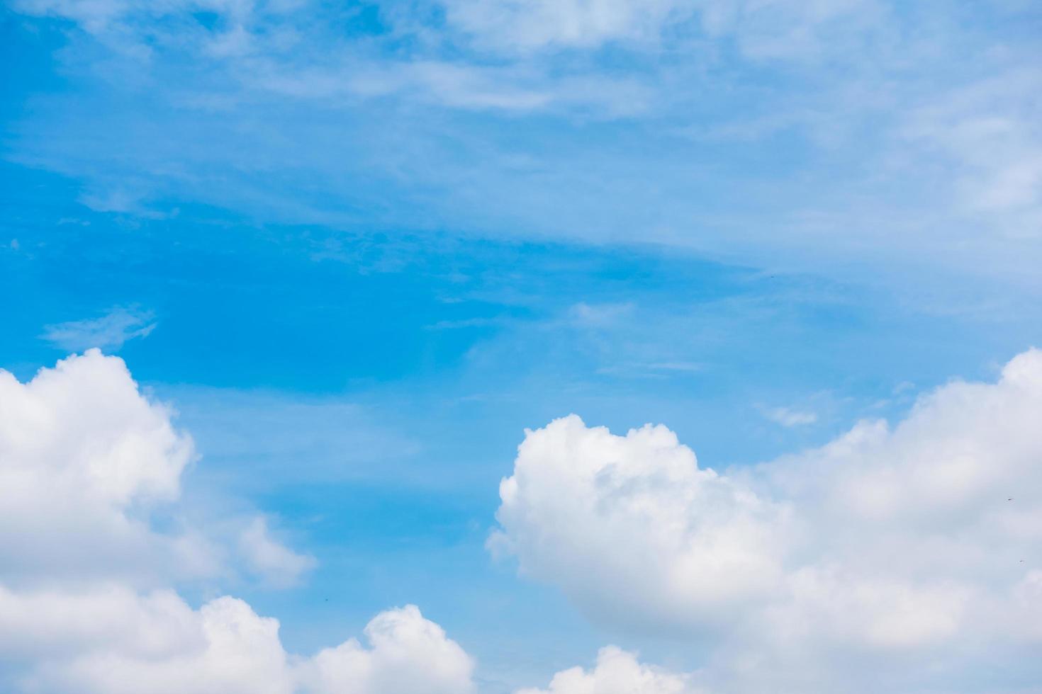 nuvens brancas no céu azul foto