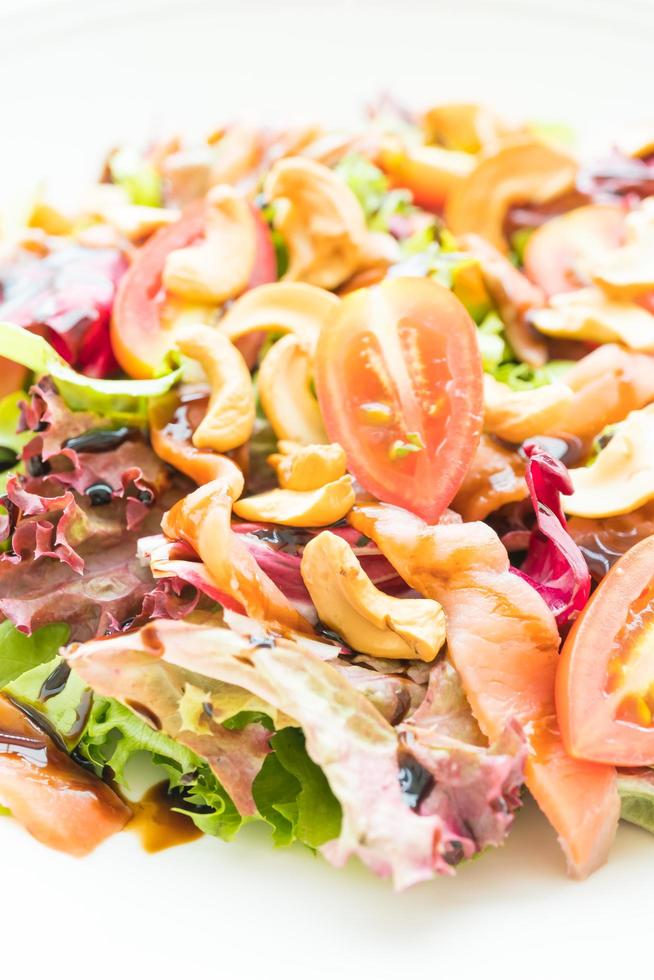 Salada de tomate e vegetais com carne de salmão defumado foto