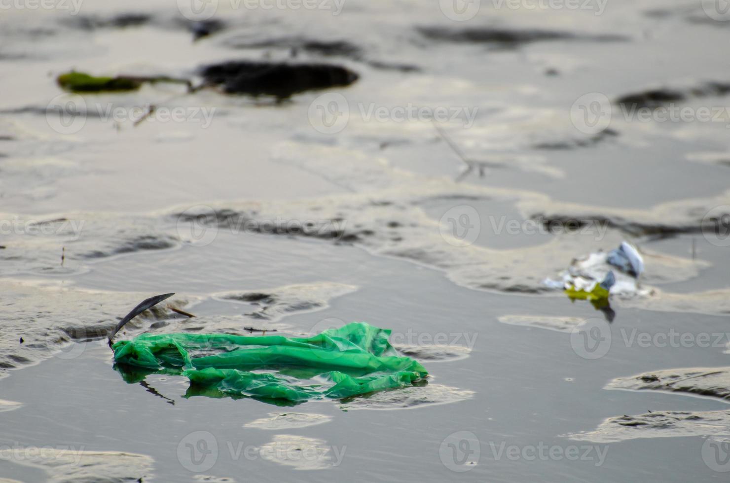 fechar acima verde plástico saco foto