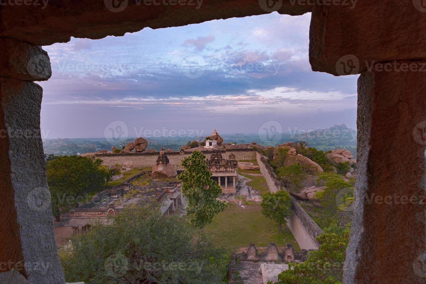 shiva têmpora em malyavanta Colina dentro hampi foto