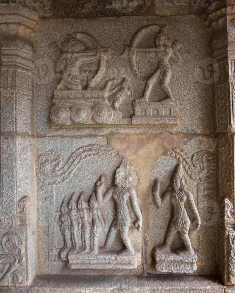 hazara rama têmpora dentro hampi tem bas relevos representando a história do ramayana foto