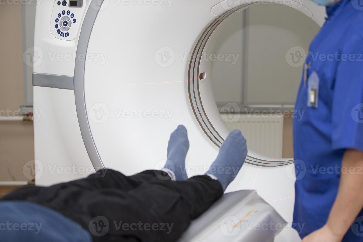 hospital pacientes estão fazendo magnético ressonância terapia. foto