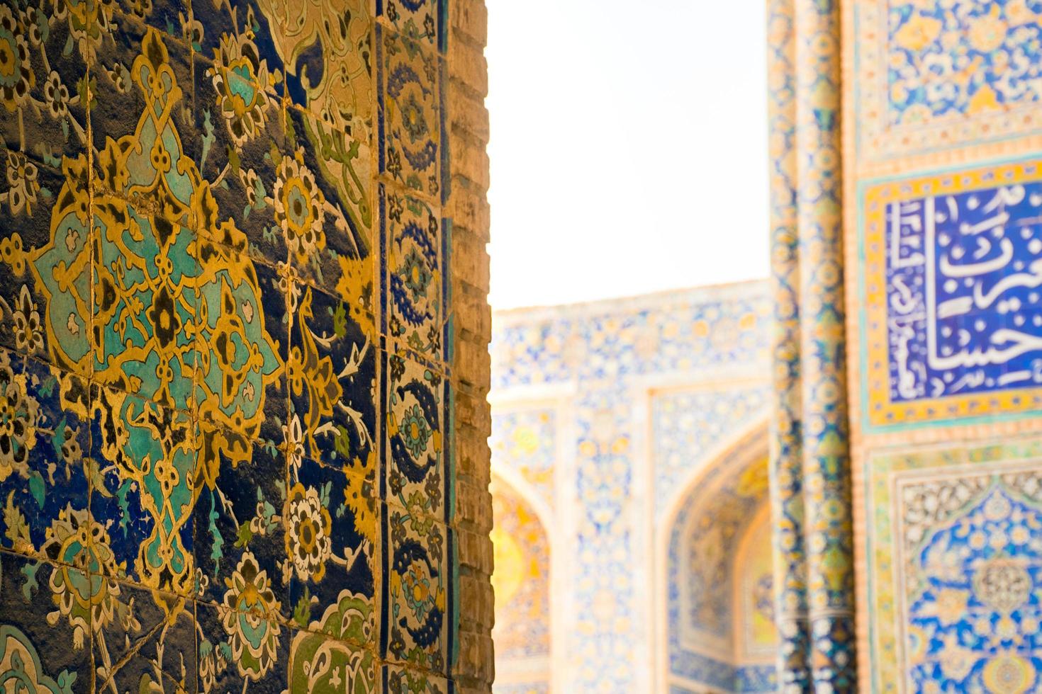 obra de arte em paredes dentro pátio Sexta-feira mesquita , jam mesquita do isfahan foto