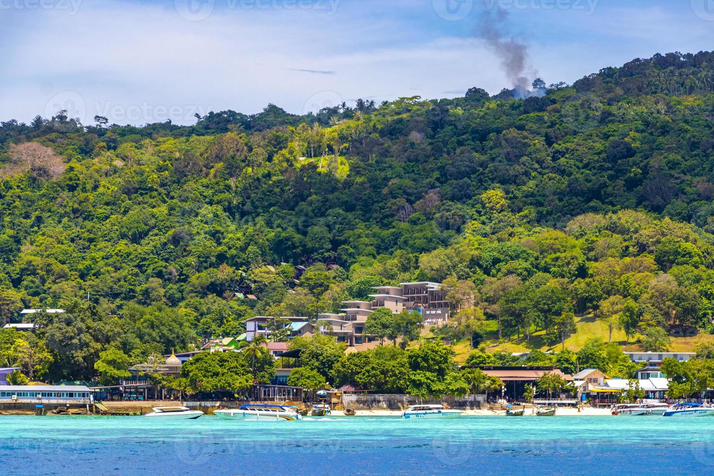 koh phi phi não Tailândia ilha de praia lagoa calcário pedras. foto