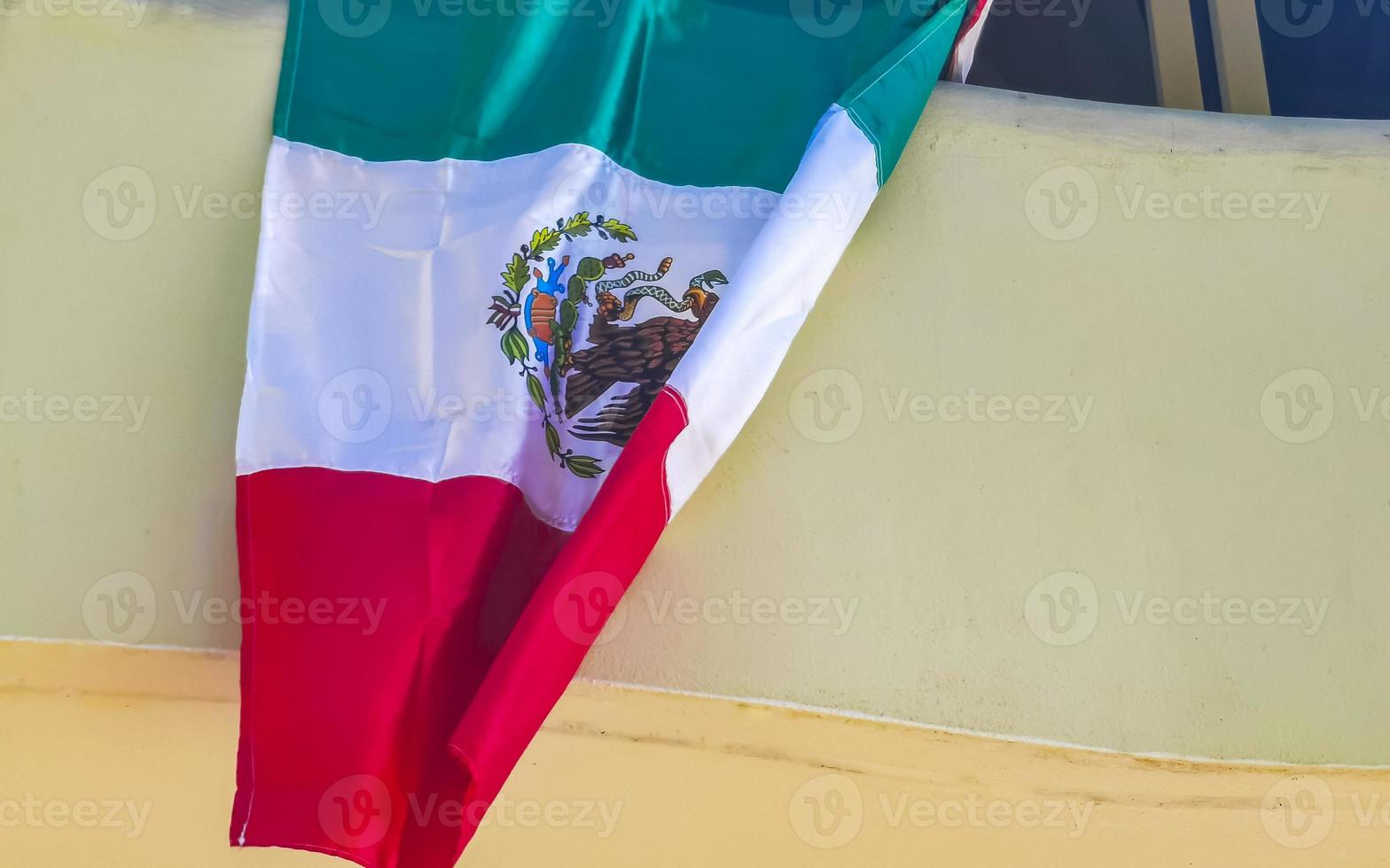 mexicano verde branco bandeira vermelha em zicatela puerto escondido méxico. foto