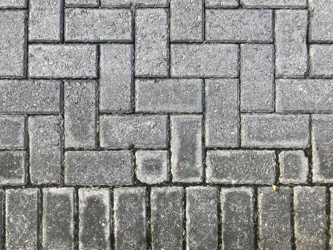 pavimentação pedras pavimentação fundo. instalando Ferramentas em primeiro plano foto