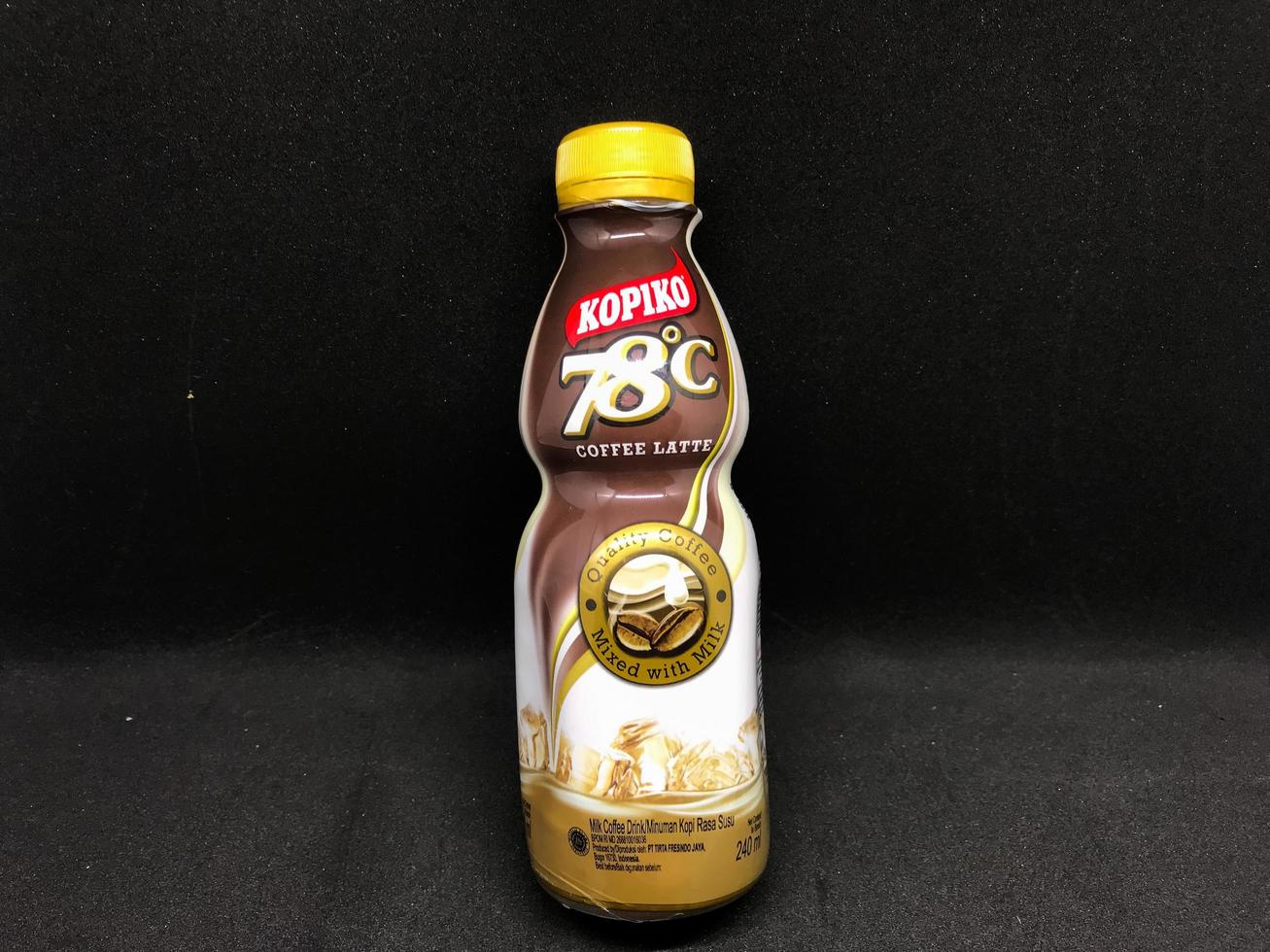 surakarta, Indonésia. Outubro 13, 2022. kopiko com sabor café café com leite com Preto fundo foto