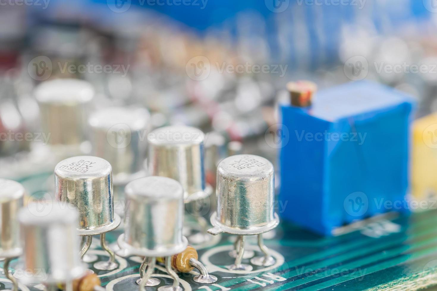 condensadores e conjunto de resistores na placa de circuito foto