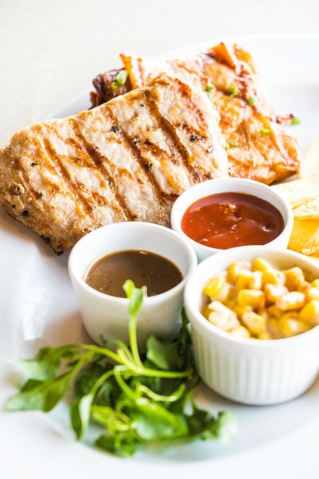 costeleta de porco e bife de frango foto