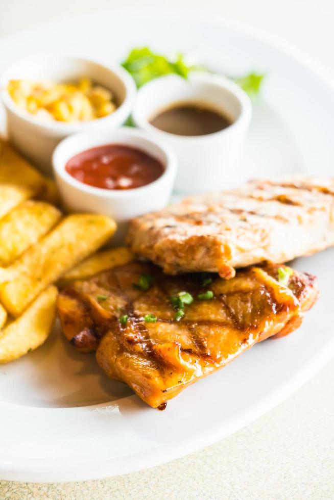 costeleta de porco e bife de frango foto