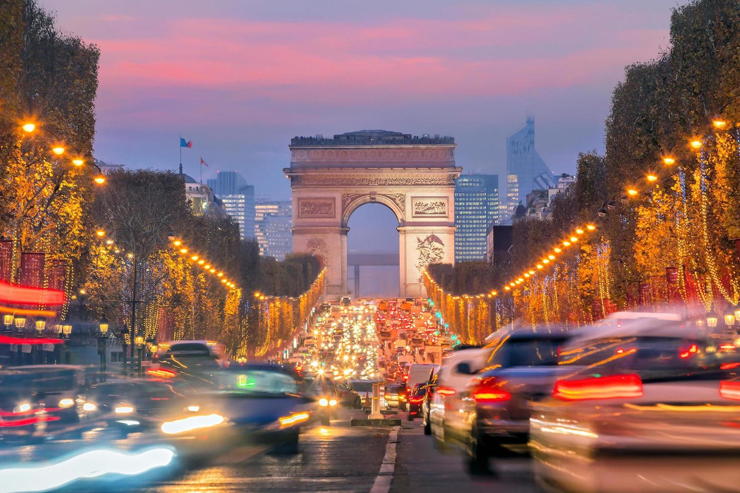 famosos champs-elysees e arco do triunfo ao crepúsculo em paris foto