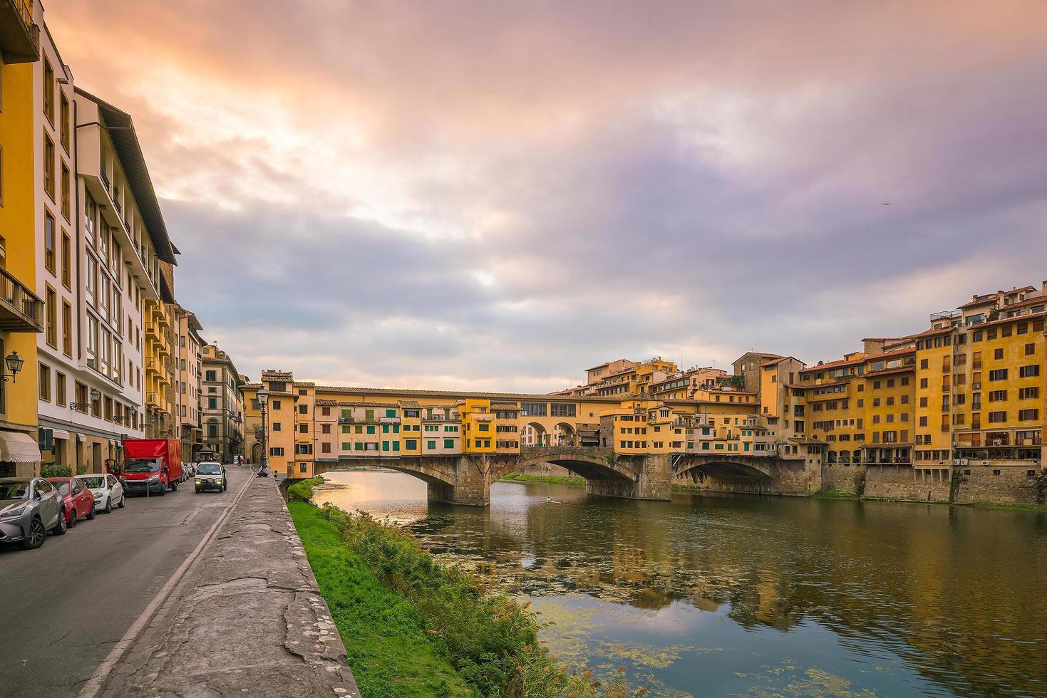 ponte vecchio sobre o rio arno em florença foto