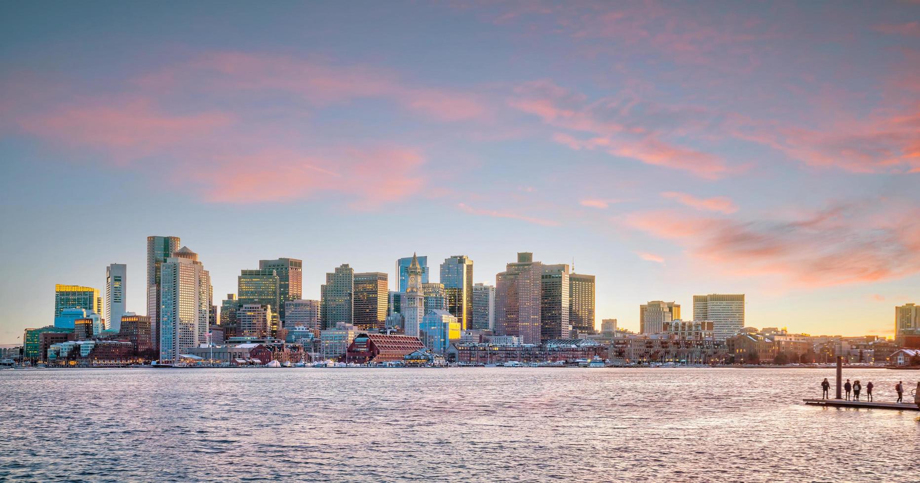 vista panorâmica do horizonte de boston com arranha-céus ao entardecer nos estados unidos foto