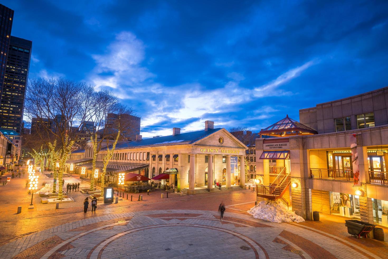 mercado ao ar livre em quincy market e south market na área histórica de boston foto