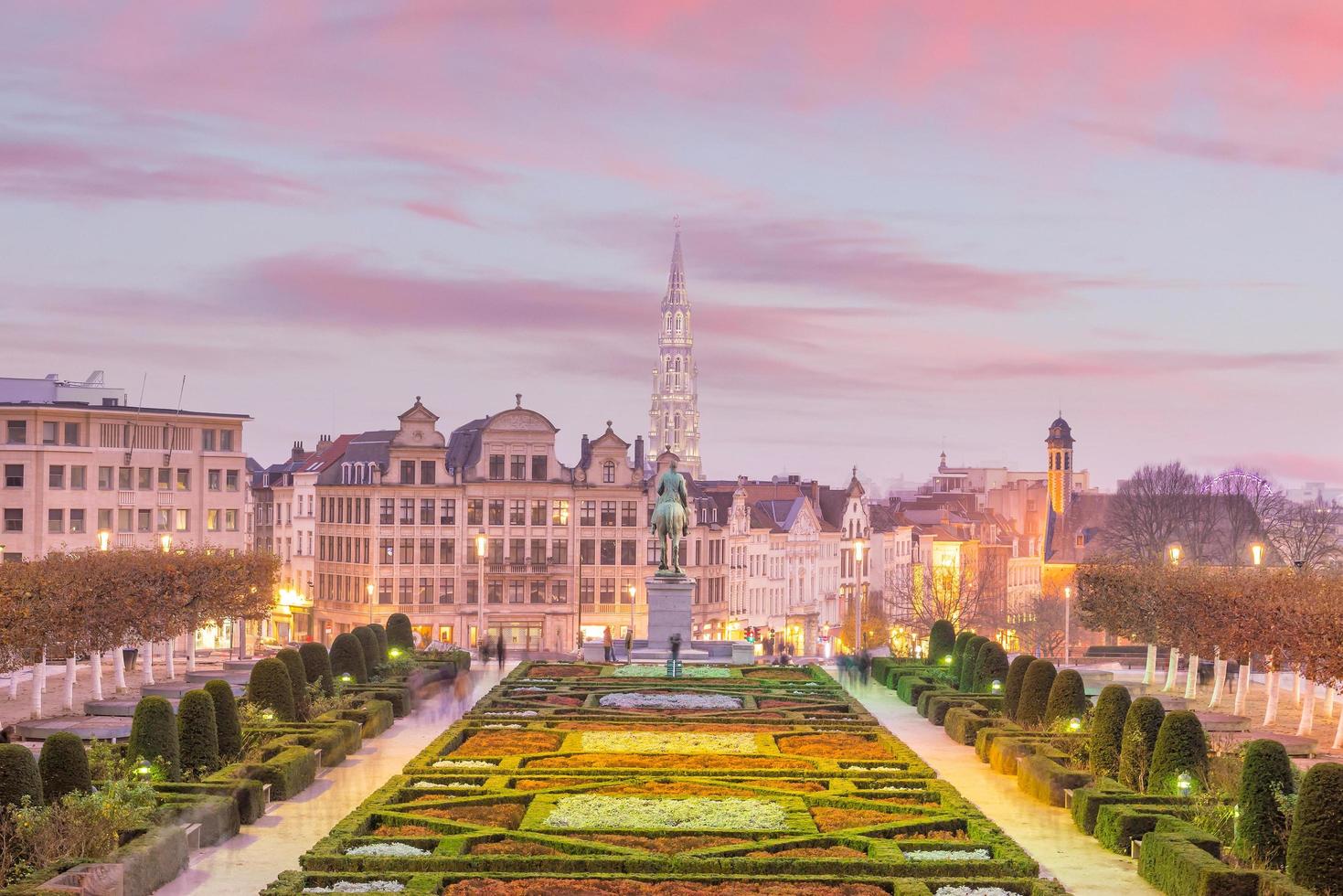 vista da cidade de bruxelas de monts des arts ao crepúsculo foto