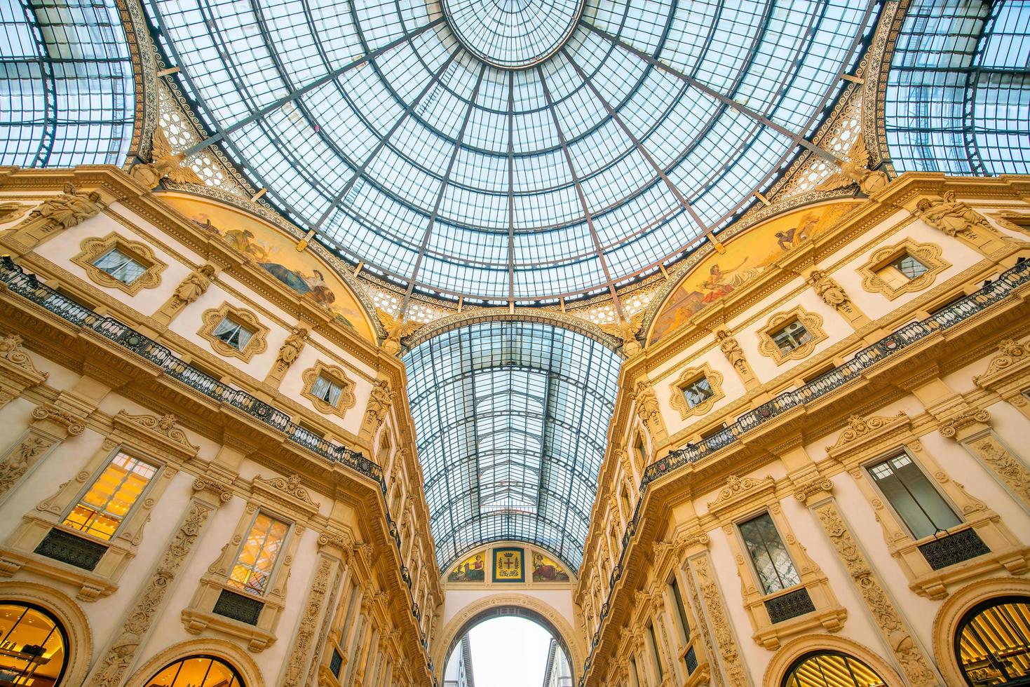 a galleria vittorio emanuele ii é uma das áreas de compras mais populares de milão foto