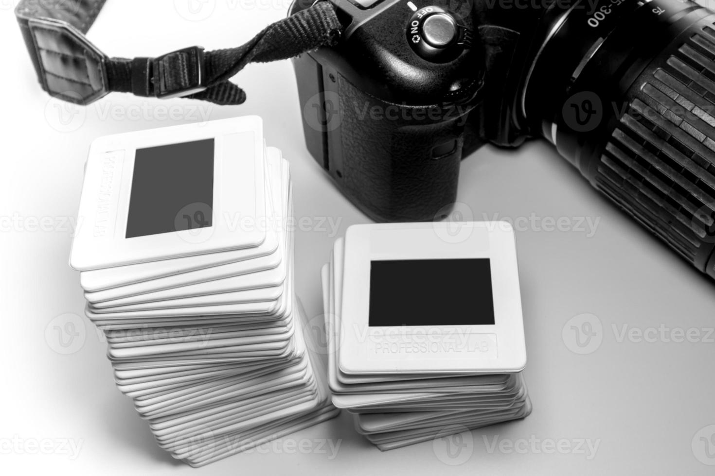 conjunto de filme de reversão antigo em moldura plástica e parte da câmera foto