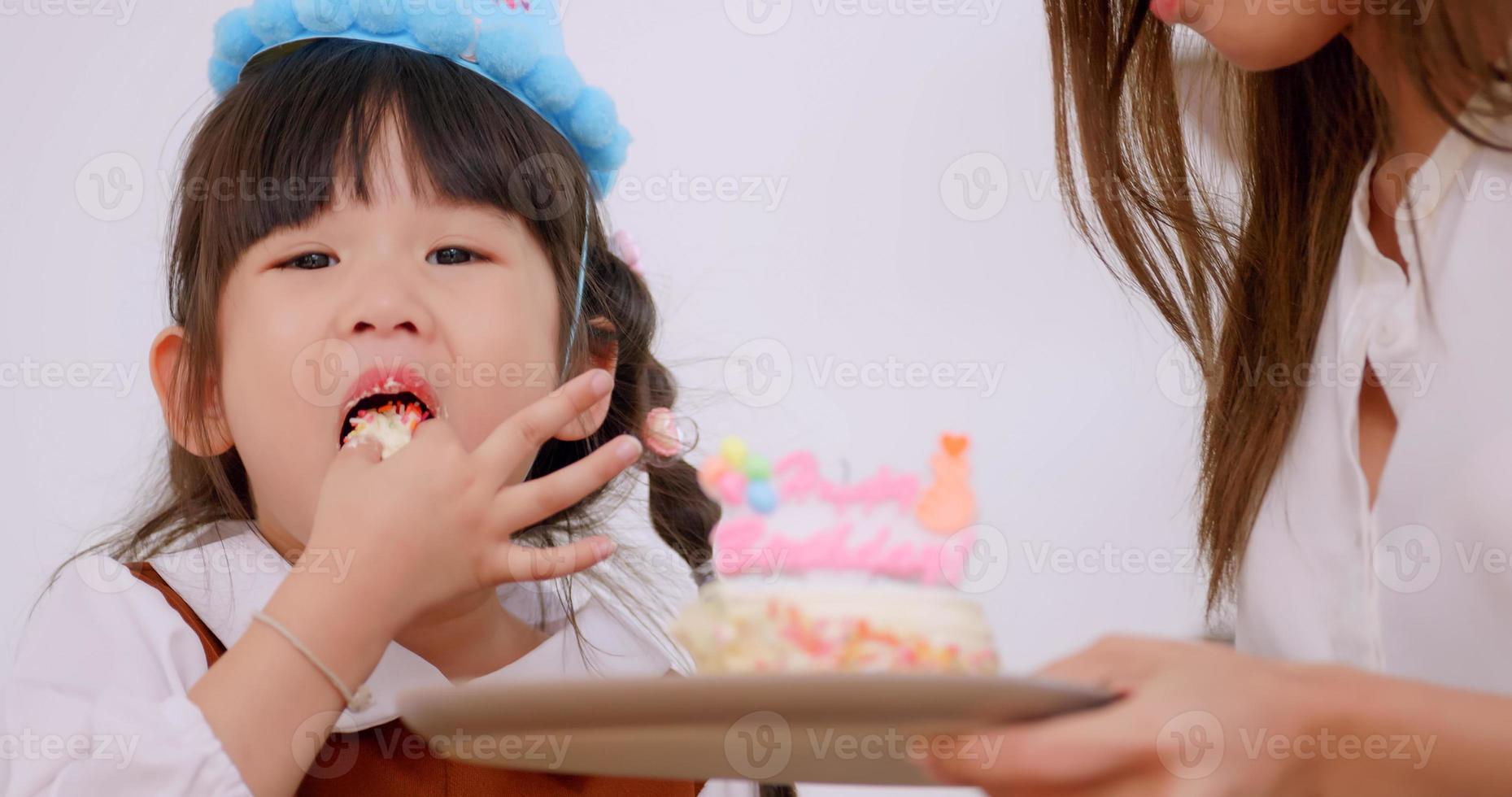 mãe deram dela adorável filha uma aniversário bolo. foto