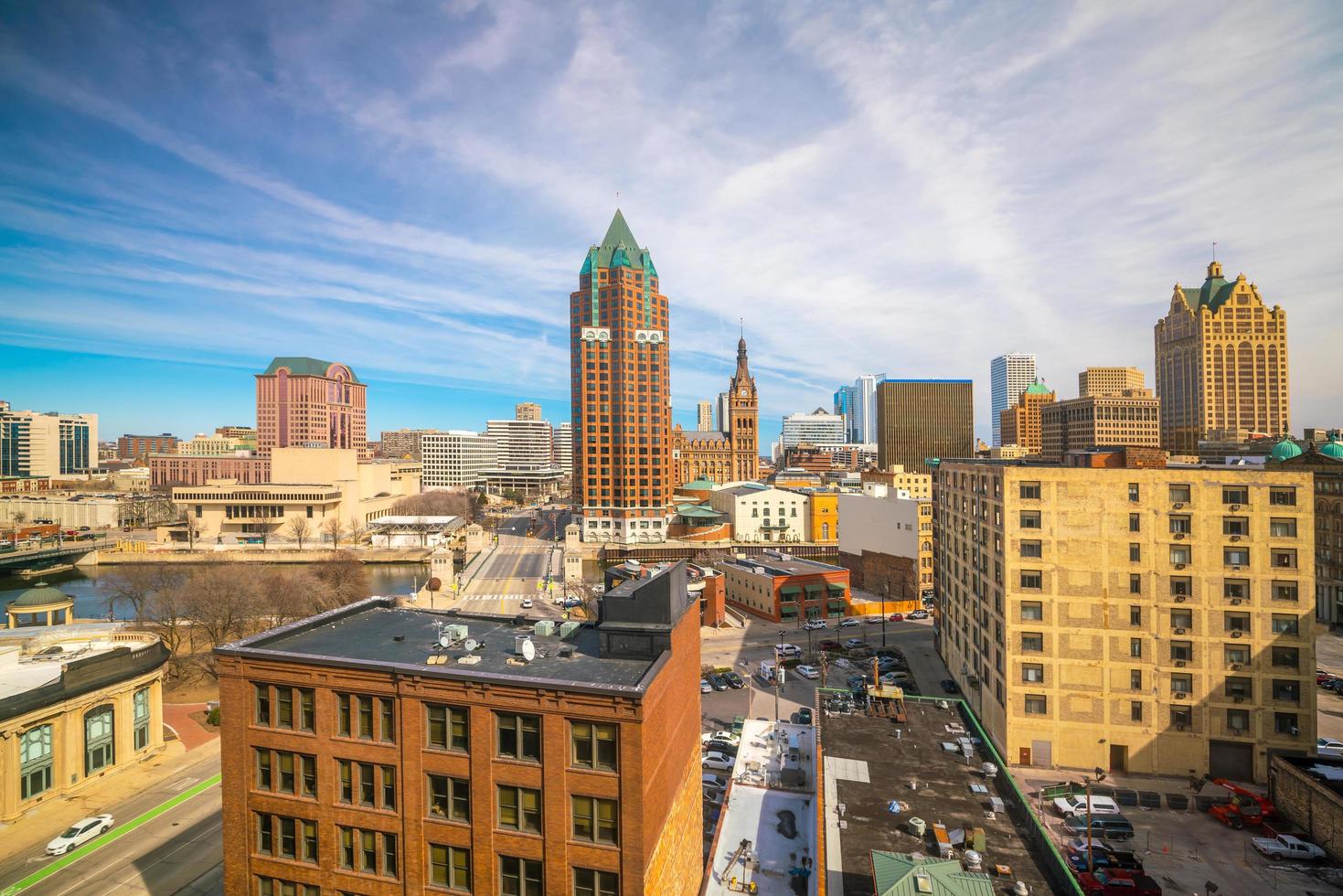 horizonte do centro com edifícios em milwaukee eua foto