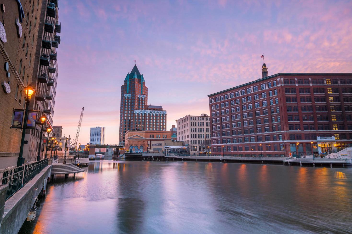 horizonte do centro com edifícios em milwaukee eua foto