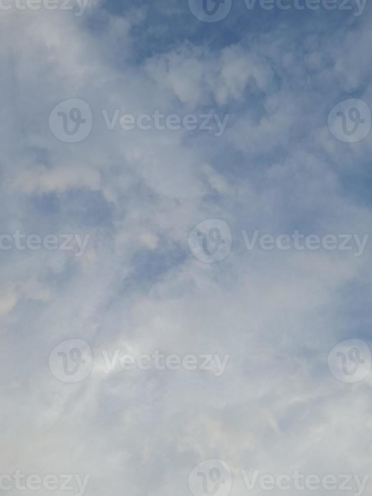 lindas nuvens brancas sobre fundo de céu azul profundo. grandes nuvens fofas e brilhantes cobrem todo o céu azul. foto