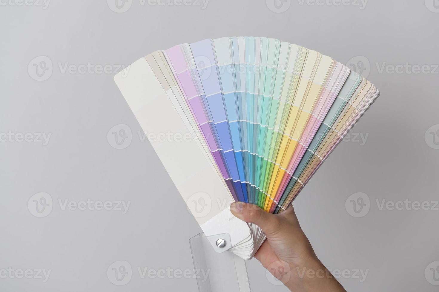 fechar acima mulher mão segurando cor pantone fandeck Projeto em branco fundo foto