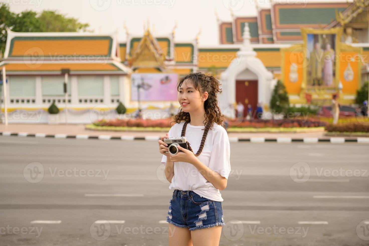 lindo jovem ásia turista mulher em período de férias passeios turísticos e explorando Bangkok cidade, tailândia, feriados e viajando conceito foto