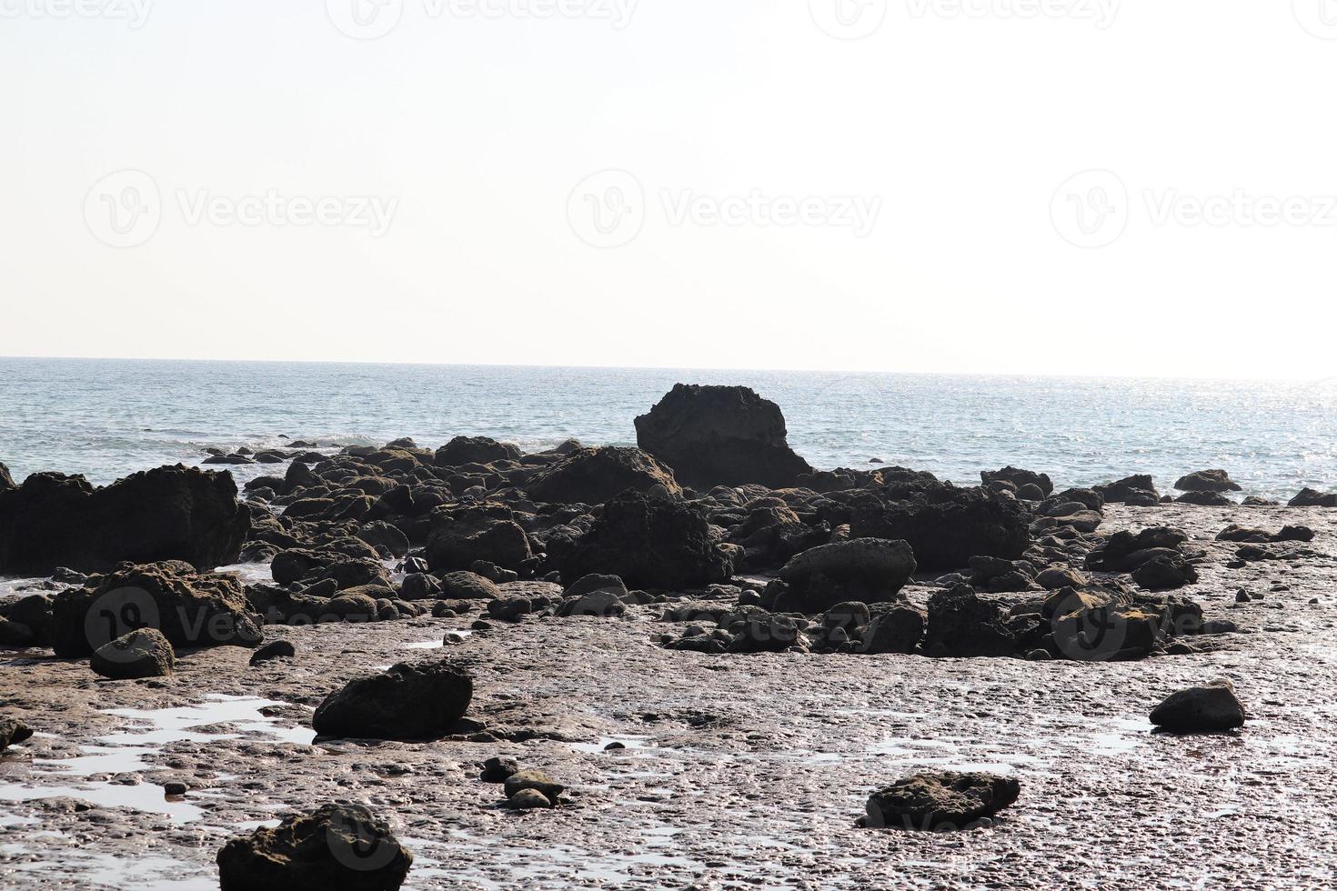 Rocha de praia dentro ilha capturado durante dia Tempo foto