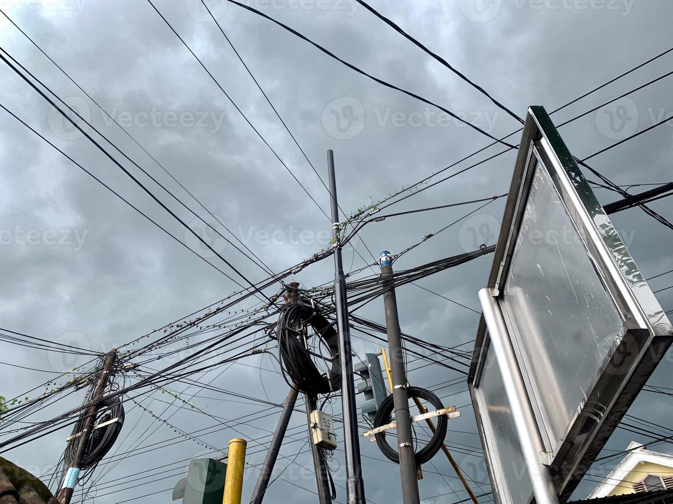 poste elétrico relâmpago com fios desorganizados. perigo de alta tensão elétrica. silhueta de pólo elétrico. foto