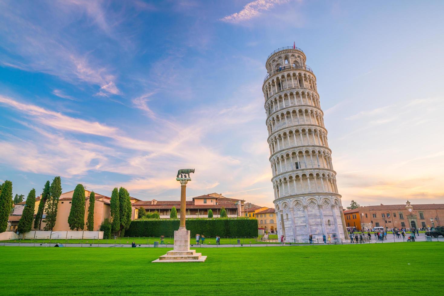 a torre inclinada em pisa foto