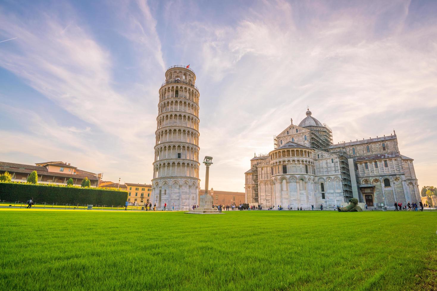 catedral de pisa e a torre inclinada foto